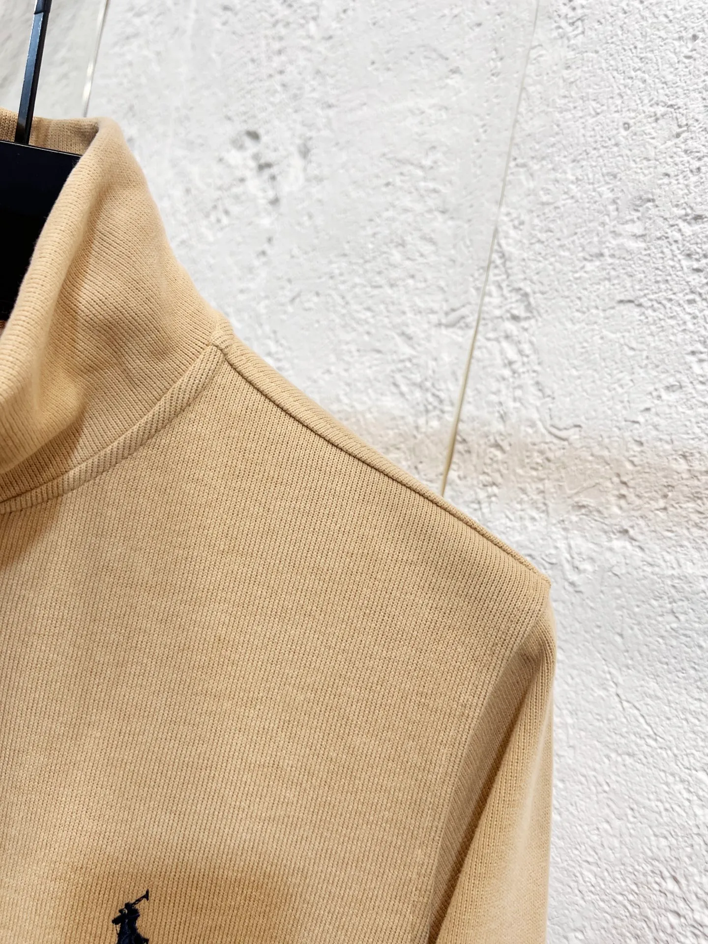 P196 Style number: T69 2235# Actual pictures! ! Ralph Lauren Minnie fabric long-sleeved half-zip sweatshirt. Color: black, oatmeal gray, camel, dark gray, light gray, navy blue, milk white. A total of 7 colors. Size: M-100-120 catties L-120-140 catties XL-140-160 catties 2XL-160-180 catties